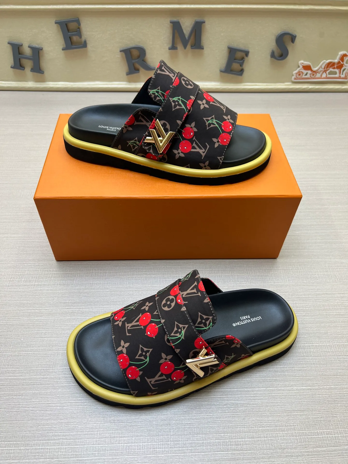 Factory price: 360💰【LOUIS VUITTON】Louis Vuitton, LV printing, men's and women's slippers are on the market, drawer box packaging with cloth bag, card, the upper pattern looks very soft and waxy, super versatile leg slimming artifact. Fabric: imported denim/canvas/old fabric, LV hardware LOGO, official website pattern printing, comfortable to wear, foot pads: high elastic men's shoes💰U water table. Sole: foam sole, heel height: about 5cm. Code number: 35-46, 35, 45, 46 are custom-made and non-returnable. Color: multiple colors and styles available.